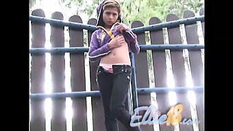 Emo Emily Disfruta Del Juego Al Aire Libre Con Los Dedos Y El Coño