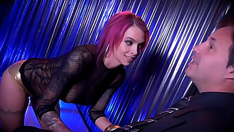 Anna Bell Peaks Ofrece Una Actuación Privada De Striptease