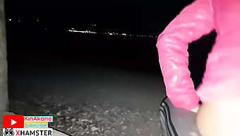 Un Incontro Casuale Sulla Spiaggia Porta A Un Incontro Bollente Con Una Giovane Ragazza, Tra Cui Un Pompino Sensuale E Sesso All'Aperto Con Un Tocco Voyeuristico