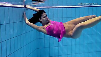 La Belleza Rusa Explora El Juego Submarino De La Piscina Y La Natación