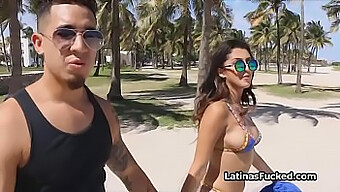 Latina Im Bikini Schleppt Einen Typen Am Strand Für Heißes Treffen Ab