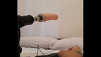 Orgasme Intense De Mimi Sur Une Machine À Sexe, Avec Éjaculation Féminine Et Gros Cul