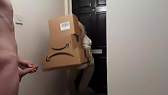 Een Amateurman Krijgt Hulp Van Een Bezorgster Van Amazon Om Aan Zijn Dringende Behoefte Te Voldoen.