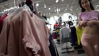 Adolescente Pega Se Envolvendo Em Um Ménage À Trois Público No Shopping