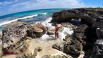 Regardez Cette Vidéo Choquante D'Une Fille Se Faisant Plaisir Au Bord De La Mer!