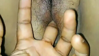 Gadis India Menikmati Orgasme Fingering Buatan Sendiri