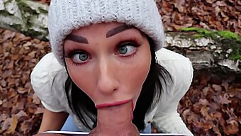 Eine Junge Brünette Mit Sommersprossen Gibt Einer Gut Bestückten Amateurin Im Wald Einen Schlampigen Blowjob