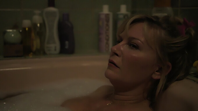 Kirsten Dunstan Telanjang Di Bak Mandi Air Panas