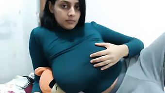 La Chica De Cámara India De Grandes Tetas Se Masturba En La Cámara