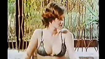 Diversão Vintage À Beira Da Piscina Com Uma Milf Tarada