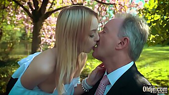 Mladá Blondínka Si Užíva Sex So Starším Mužom A Prehltne Jeho Semeno