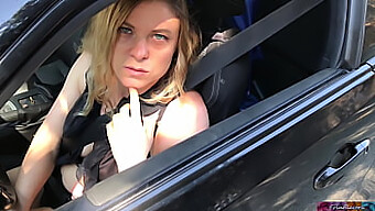 Milf Hitchhiking Erin Electra Memberikan Lelaki Yang Beruntung Pengalaman Liar.