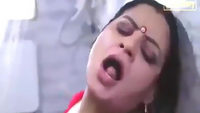 Desi Aunty'S Sensual Story: Aunty'S Facial And Cunnilingus Pleasure