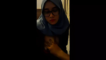 Indonesian Hijab Girl Gives A Blowjob In Video 4