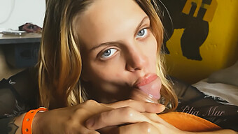 Ein Babe Mit Einem Süßen Stil Gibt Einen Deepthroat-Blowjob Und Wird Kinky