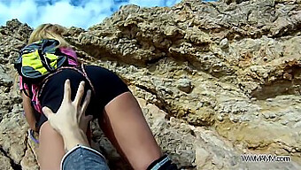 Myfirstpublic: Instrutor Treina Seu Aluno De Escalada De Uma Maneira Sensual Pelo Oceano