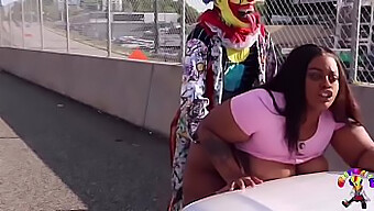 Le Clown Dodu A Des Relations Sexuelles Avec Une Femme Noire Aux Courbes Généreuses Sur Un Inter-États Populaire