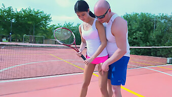 Amatör Tenis Antrenörü Sert Bir Sikiş Eğitmenine Dönüşüyor